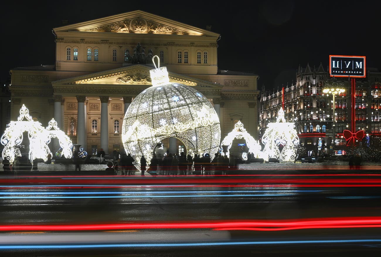 Новогодишна инсталация на площада пред Болшой театър в Москва