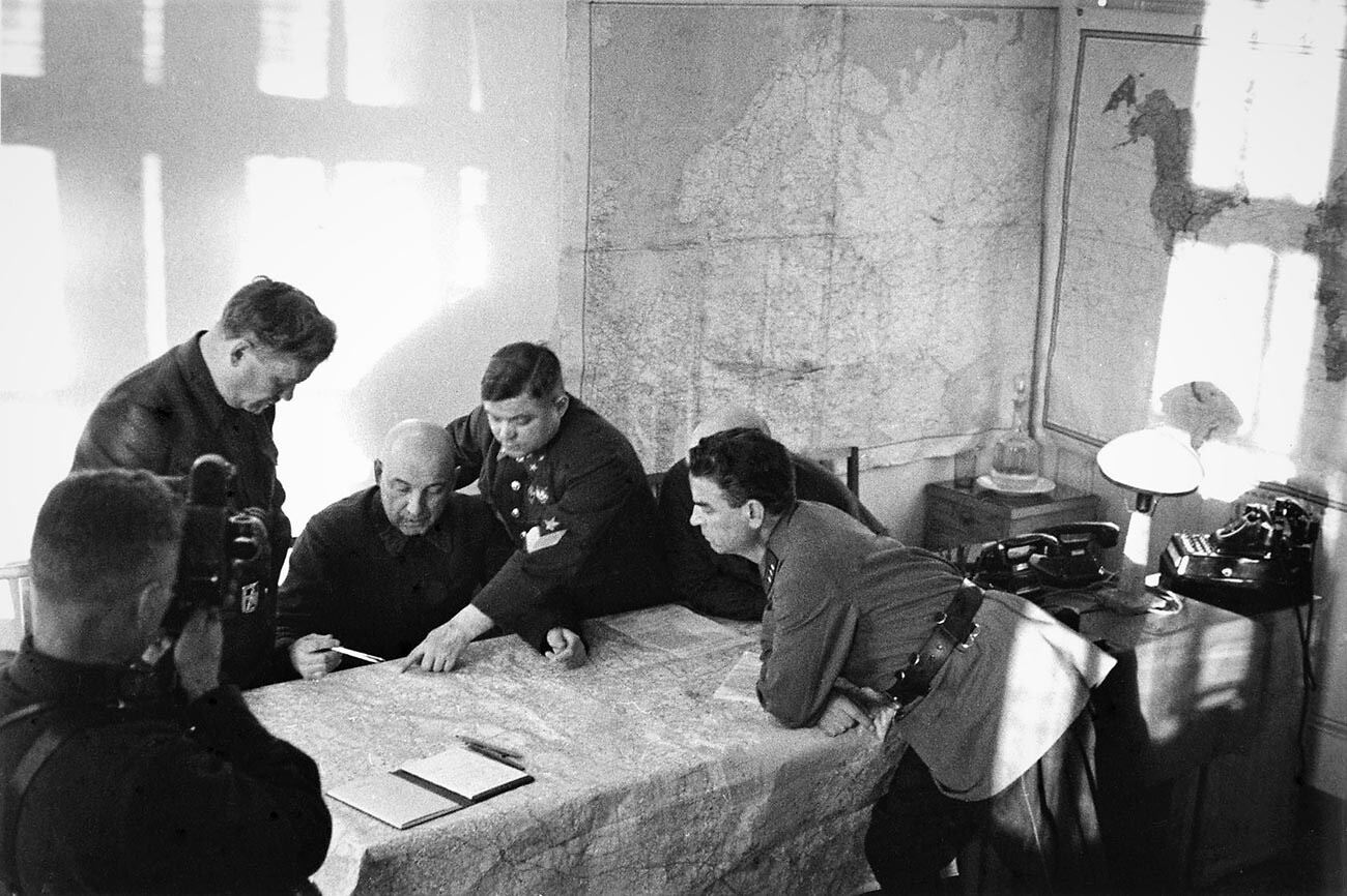 Командующий Северо-Западным фронтом генерал-лейтенант Павел Курочкин (сидит) во время заседания военного совета Северо-Западного фронта.