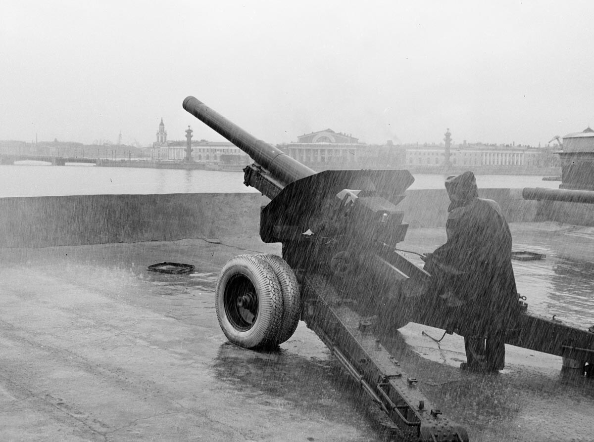 Ein Artillerist macht um 12 Uhr einen Kanonenschuss auf die Bastion der Peter-und-Paul-Festung, 1970.