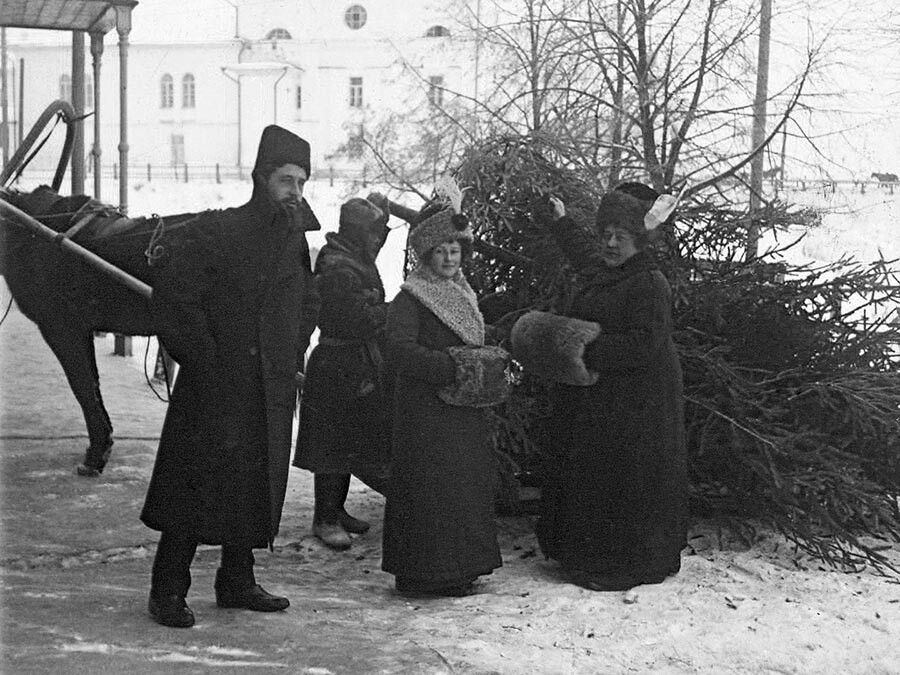 Елку везут домой, 1910-е