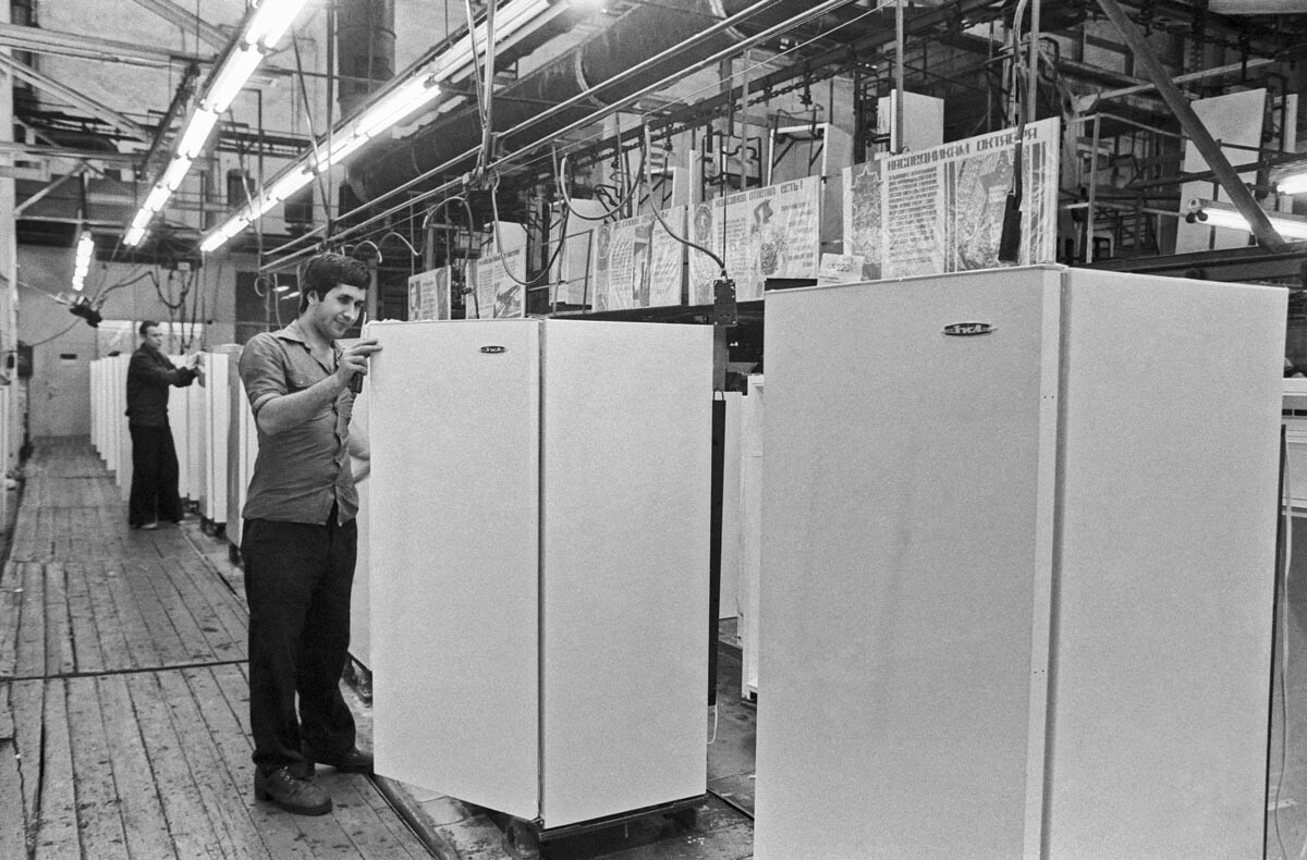 В цеха за сглобяване на домашни хладилници ЗИЛ, произведени в завода 