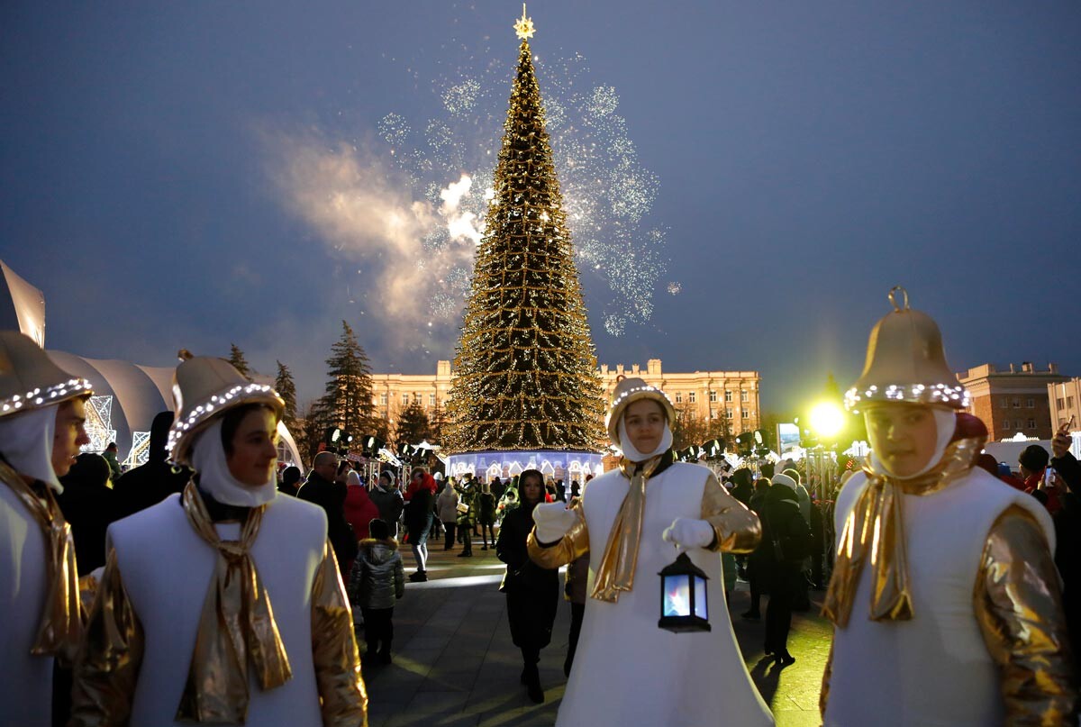 Dans la ville de Belgorod, dans le sud-ouest du pays, les lumières du sapin de Noël ont été allumées pendant un spectacle festif.