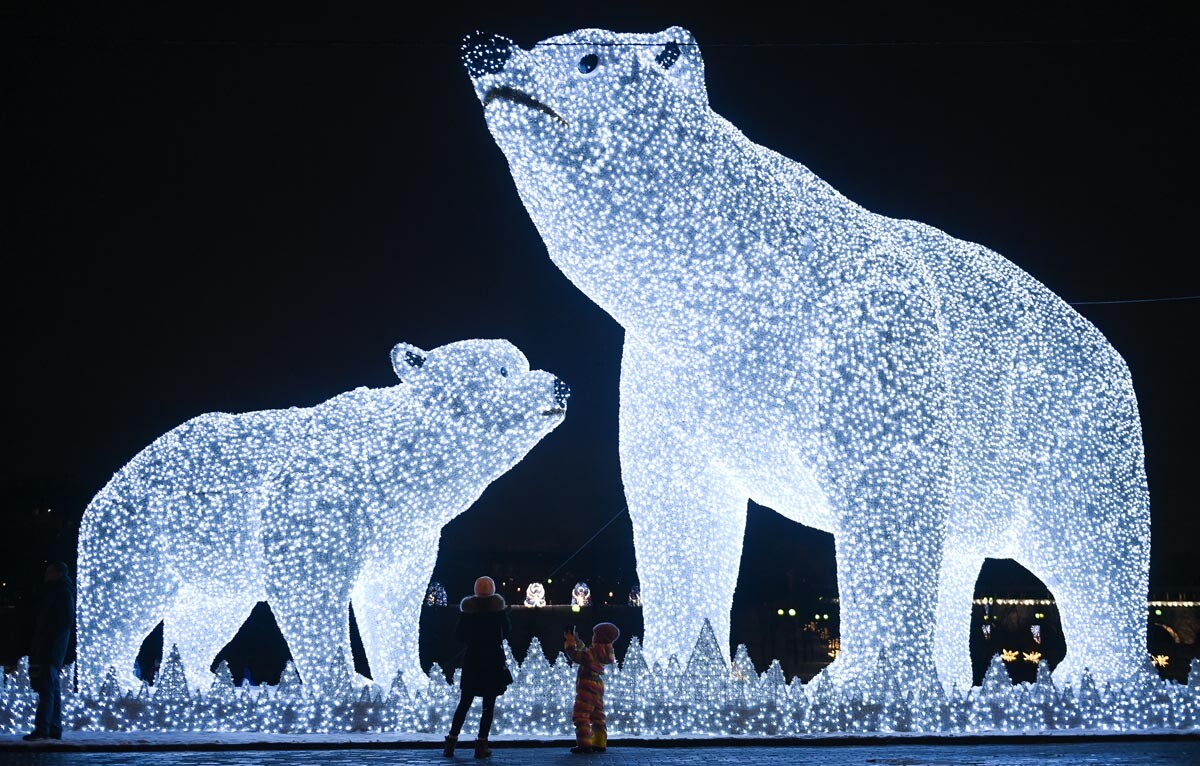 Ces ours lumineux se trouvent dans un quartier de Moscou, en dehors du centre.