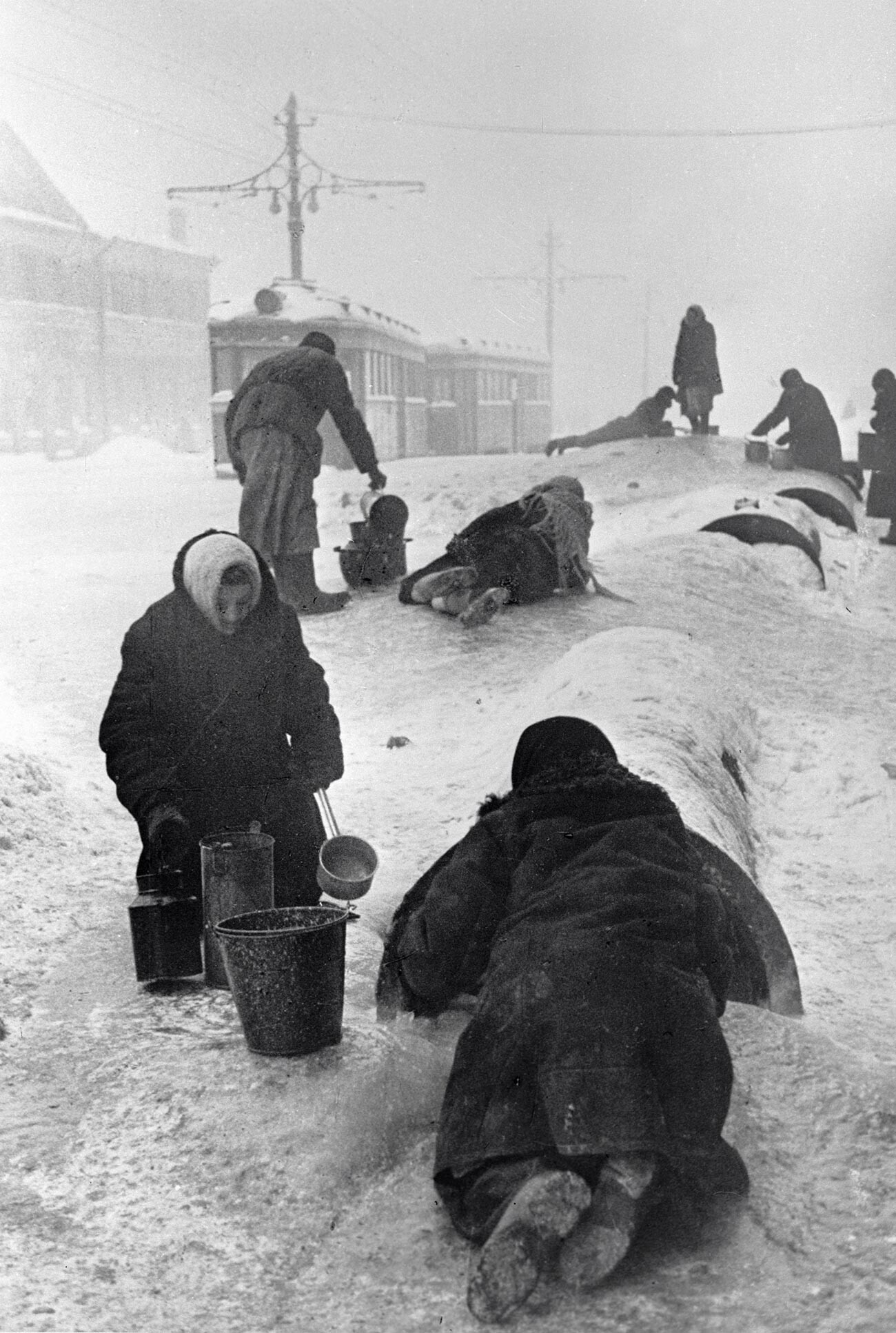 Moradores da Leningrado sitiada pegam água de um cano quebrado em rua congelada.