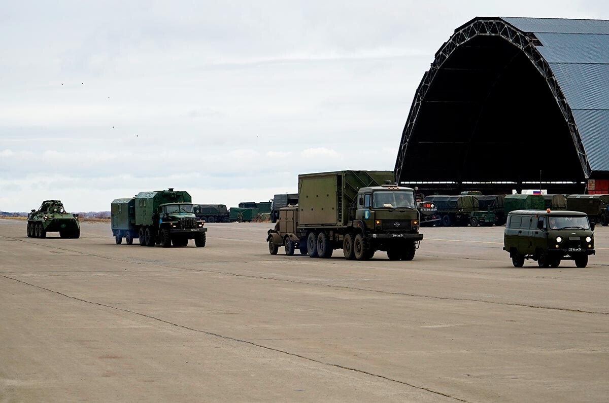Loading armored vehicles and soldiers of the 15th peacekeeping brigade at an airfield in Ulyanovsk-Vostochny for their further delivery to Armenia. 