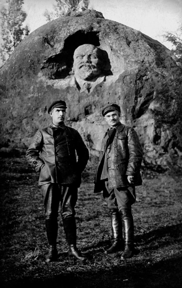 Employés de la Tchéka devant l'un des premiers monuments à Lénine, 1924