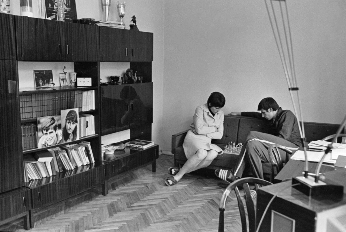 UdSSR, Ein Paar im Wohnzimmer einer typischen Wohnung während einer Schachpartie am 1. April 1973.