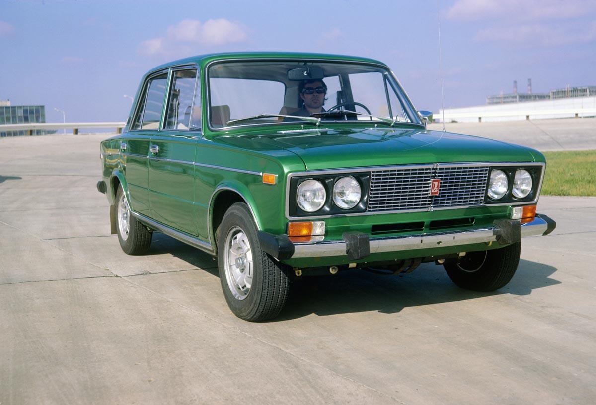 Togliatti. Le nouveau modèle VAZ-2106 de l'usine automobile de la Volga (aujourd'hui AvtoVAZ)