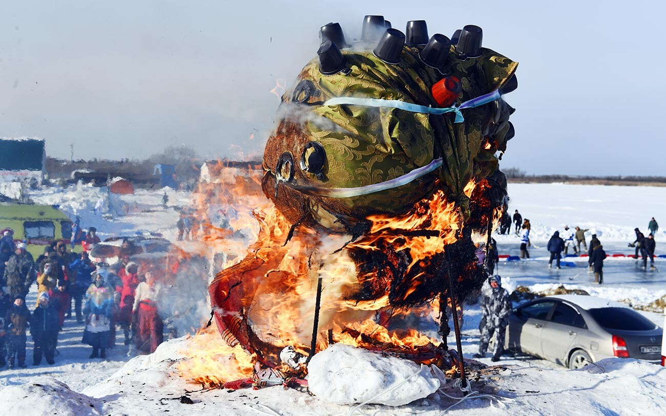 A Tyumen, durante le celebrazioni della Maslenitsa, è stato bruciato un fantoccio che rappresentava il Covid-19