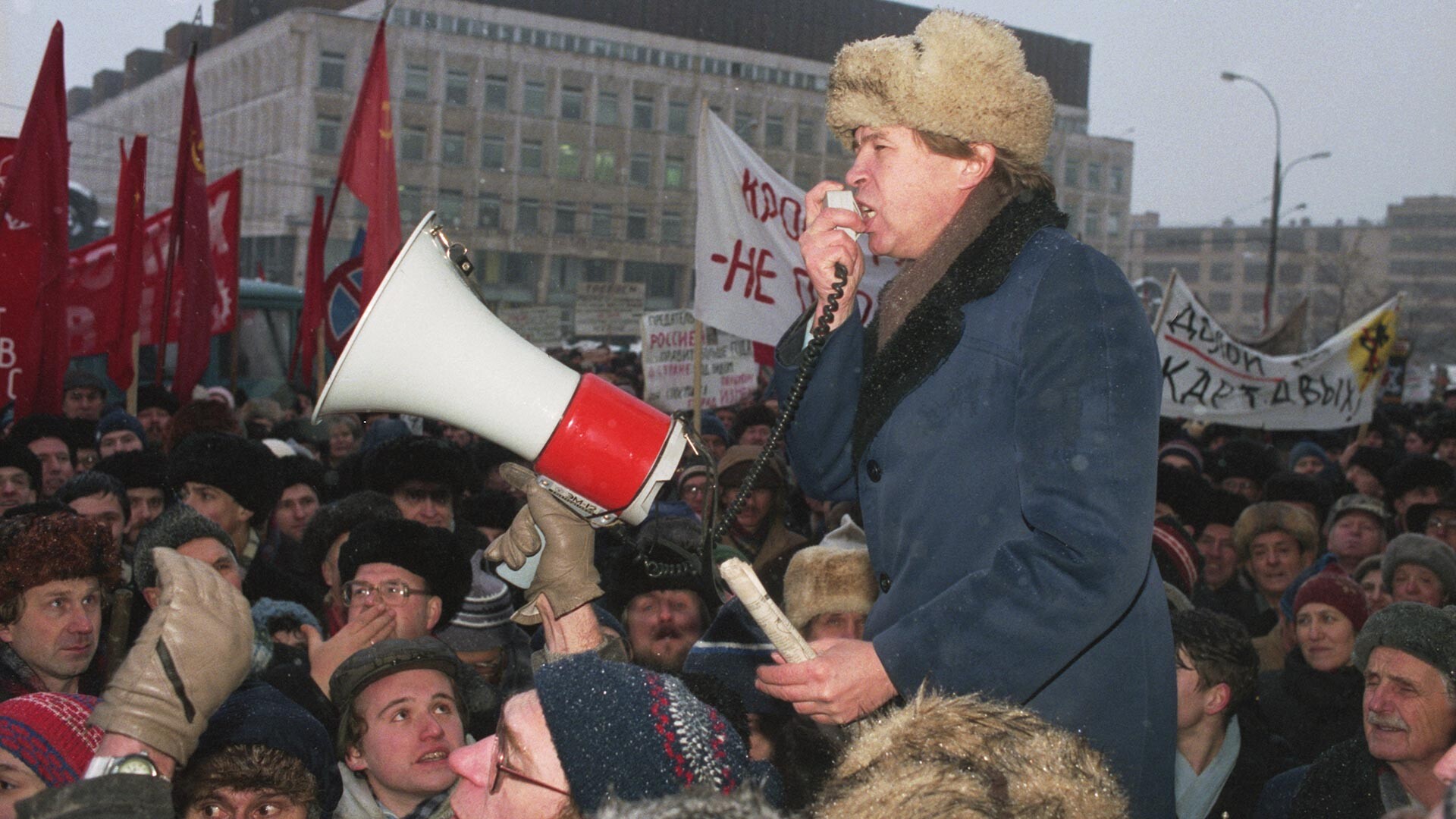 Un rassemblement près de l'entrée principale du VDNKh en décembre 1991