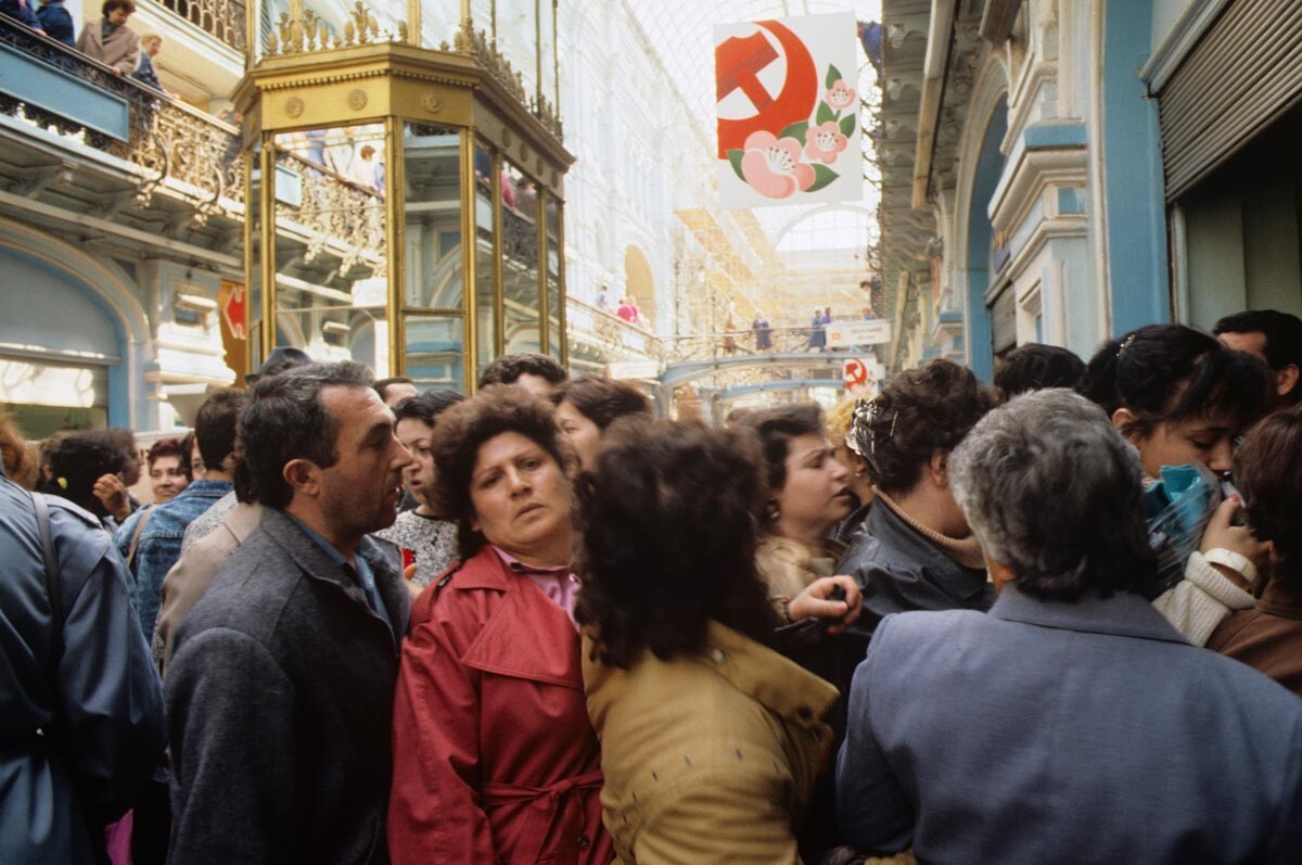 O centro de compras GUM, no coração de Moscou, e suas filas, em 1989.