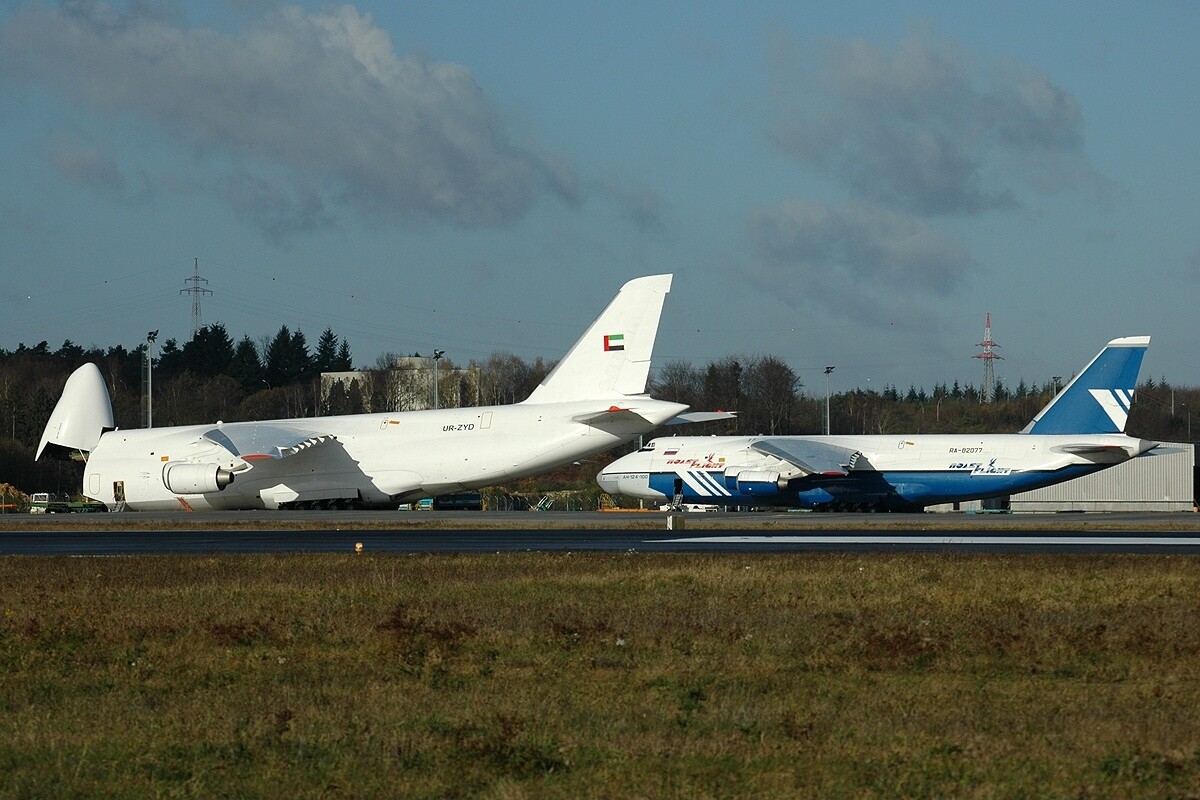 Dos An-124 en aeropuerto de Luxemburgo, uno de ellos, de Emiratos Árabes Unidos