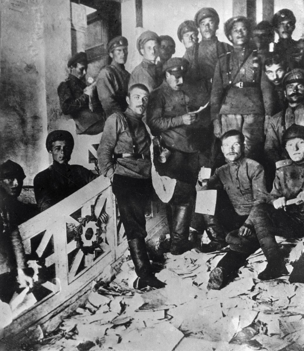 Des élèves-officiers dans les locaux ravagés du Comité central du Parti ouvrier social-démocrate de Russie dans l’ancien hôtel Ksechinskaïa, juin 1917