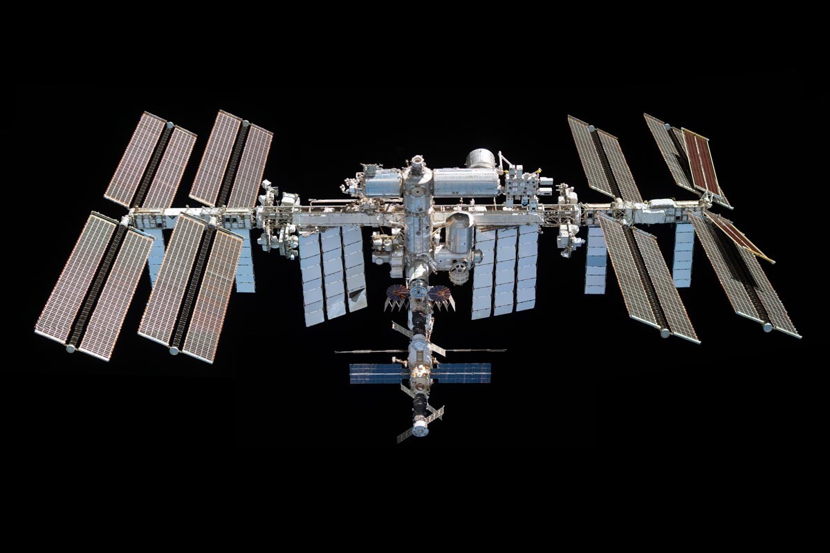 Dieses Mosaik zeigt die Internationale Raumstation ISS, die von der SpaceX Crew Dragon Endeavour während eines Fluges durch das umlaufende Labor abgebildet wurde, der am 8. November 2021 nach dem Abdocken vom Weltraumhafen des Harmony-Moduls stattfand.