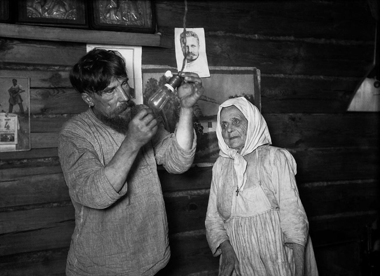 Campesinos examinando una bombilla
