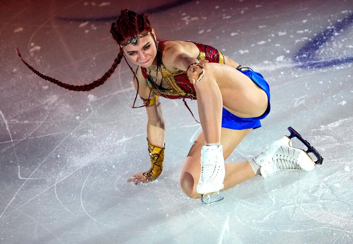 Aleksandra Trusova durante apresentações de demonstração no Campeonato Russo de Patinação Artística em São Petersburgo