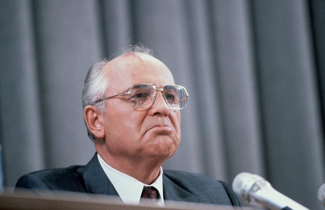 1991年8月のクーデターが失敗した後記者会見に出席したミハイル・ゴルバチョフ