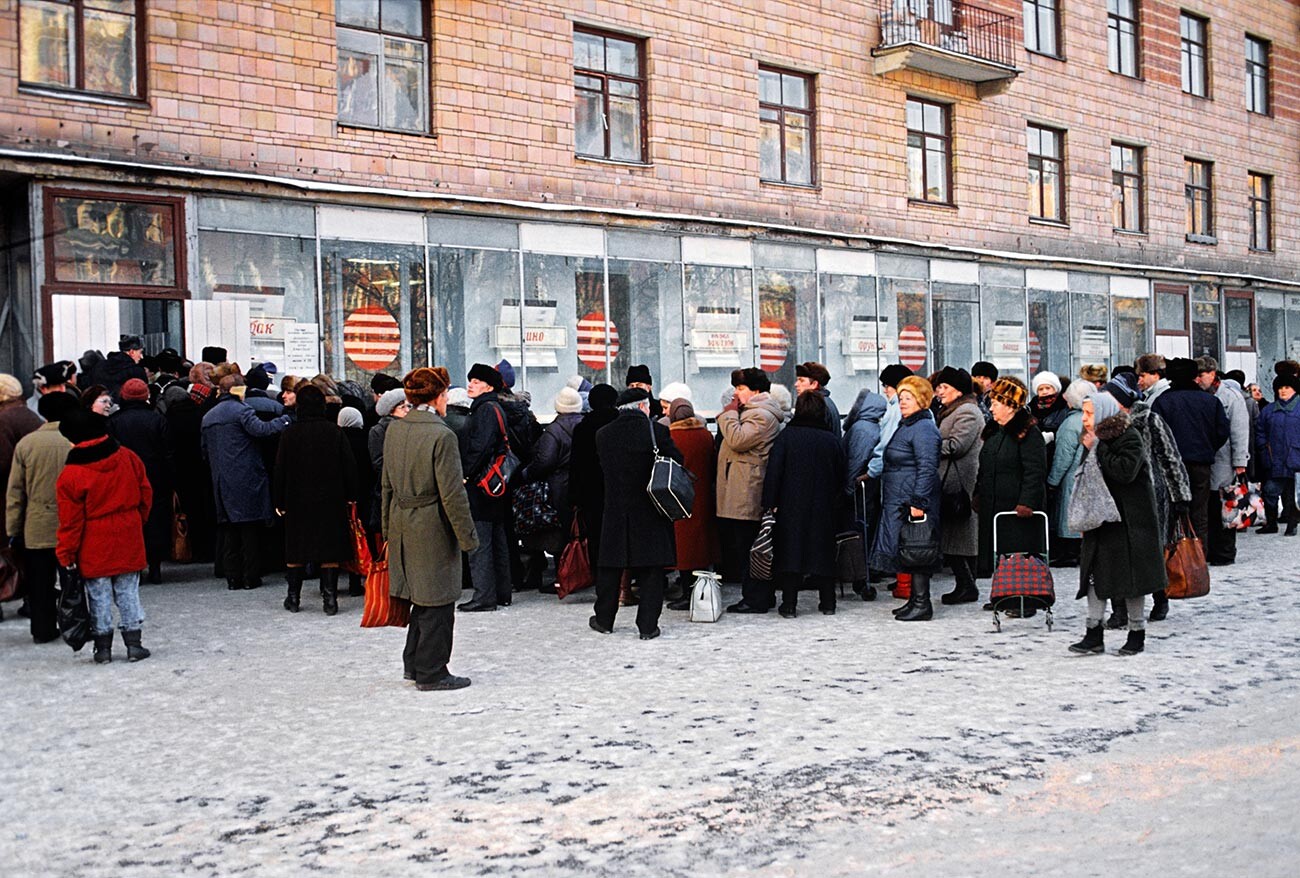 モスクワのスーパーに並んでいる行列、1991年