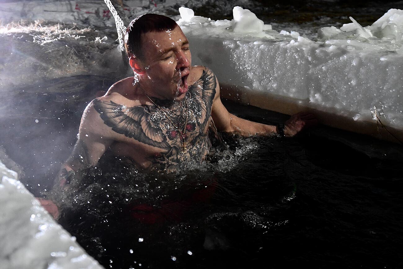 Богојавленско капење во Верх-Исетскиот рибник во Екатеринбург.
