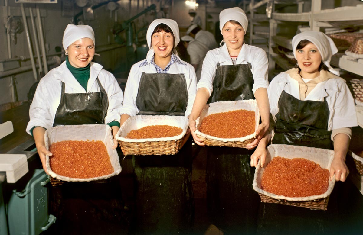 Eine Fischfabrik im sowjetischen Dorf Tschnyrach, 1982