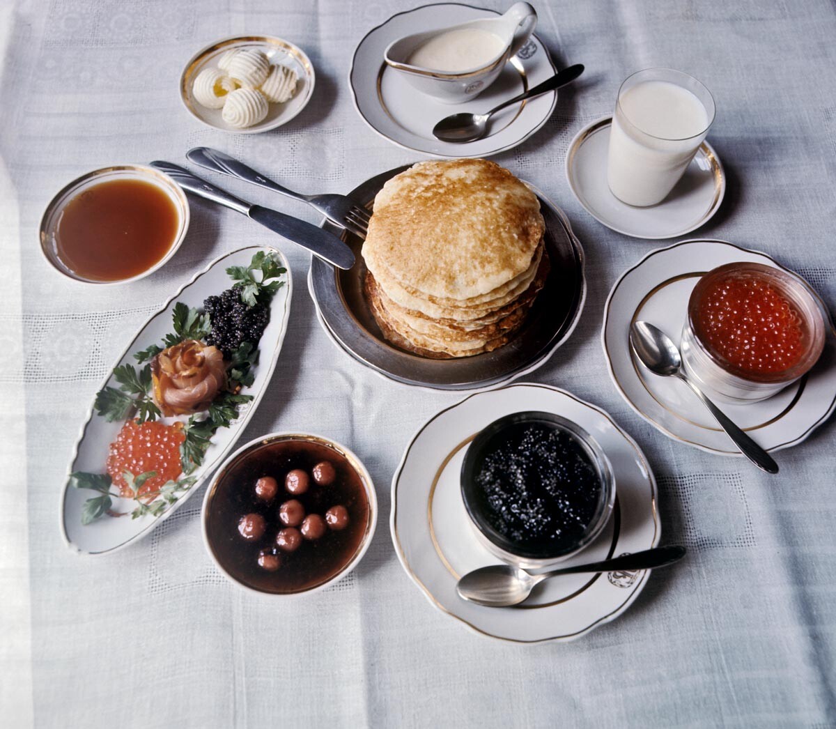 Russische Pfannkuchen serviert mit Kaviar, Butter, Sauerrahm, Sahne, Milch, Marmelade, Honig, 1972