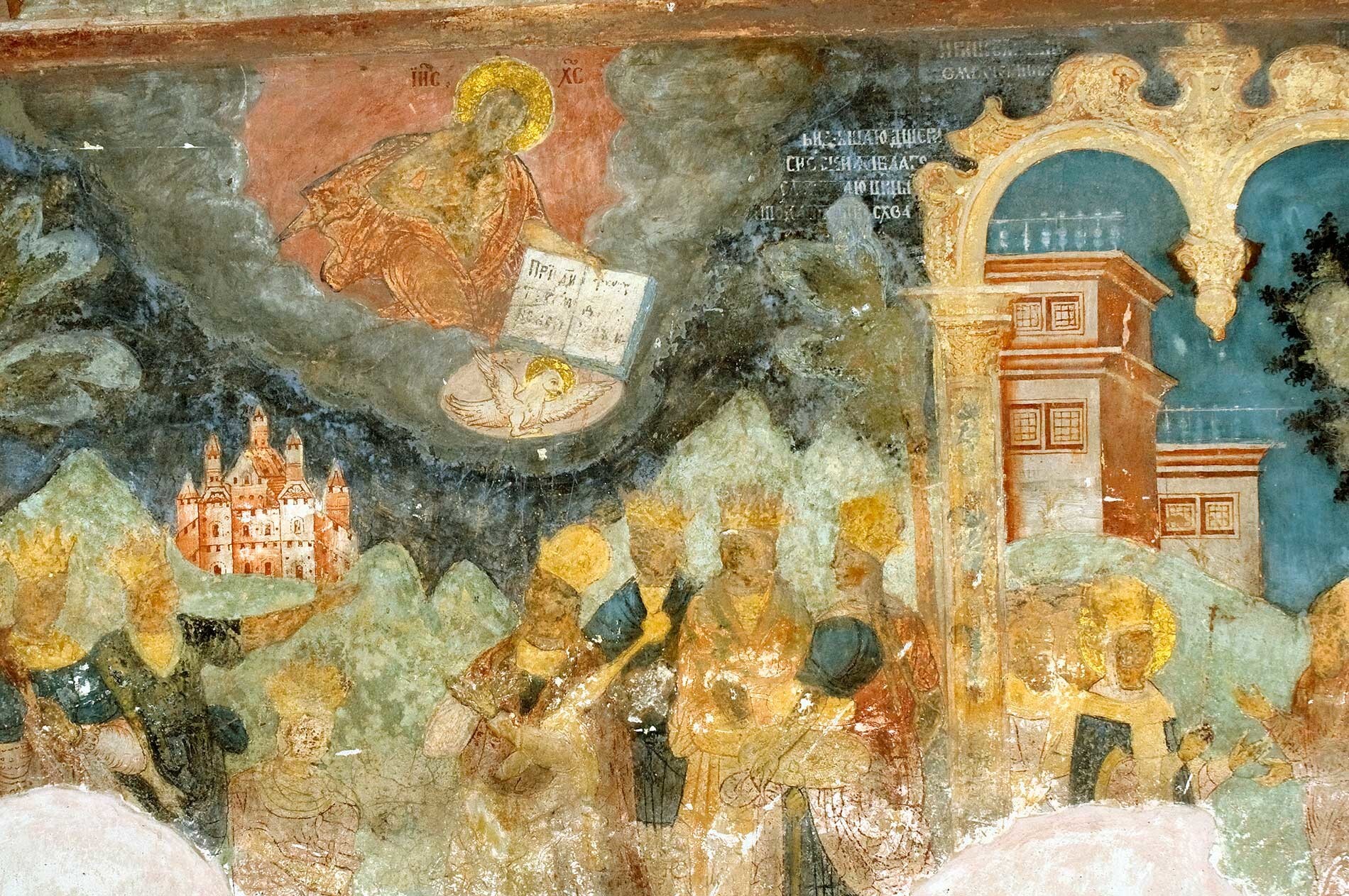 Église Saint-Jean Chrysostome de Korovniki. Les fresques du mur ouest incluent la cour de Byzance dont le luxe a été critiqué par saint Jean Chrysostome. Le nuage rouge contient l'image du Christ au-dessus de personnages couronnés au palais. 15 août 2017.