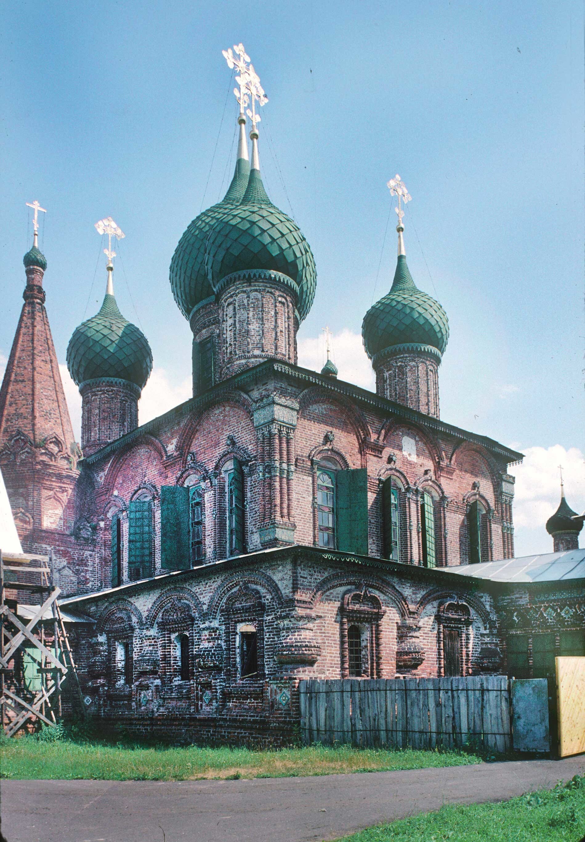 Église Saint-Jean Chrysostome de Korovniki. Mur nord (à gauche) avec fresques à l'intérieur. 29 juin 1995.