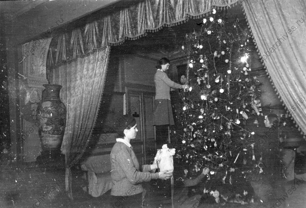 Коледна елха за децата в Дома на флота