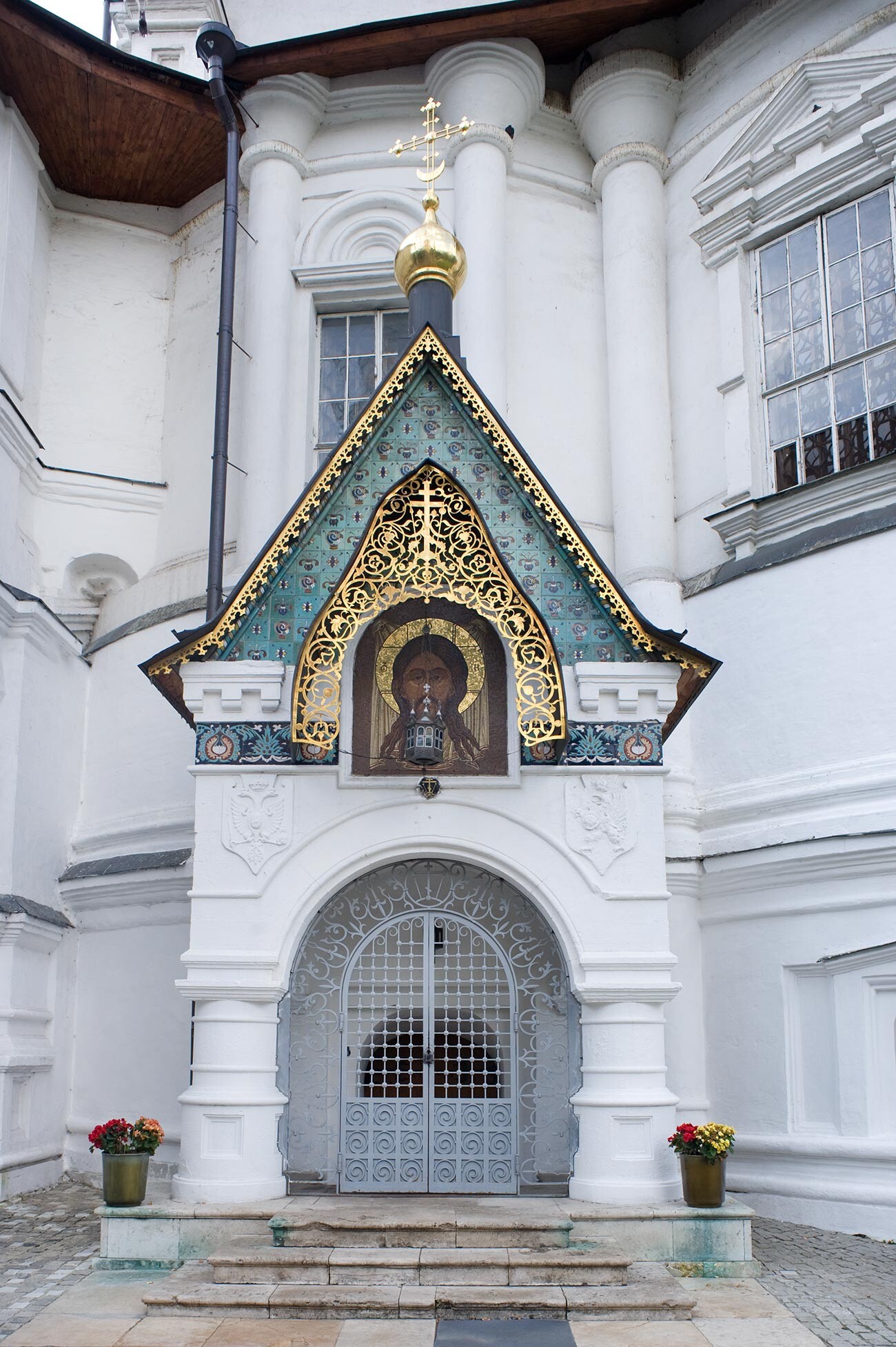 Monastère Novospasski, cathédrale de la Transfiguration. Façade orientale avec entrée originale de la crypte funéraire des Romanov. 18 août 2013