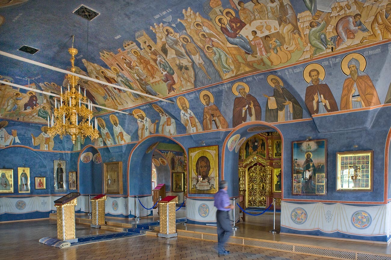 Monastère Novospasski. Église de l'Intercession, vue vers l'iconostase. 18 août 2013
