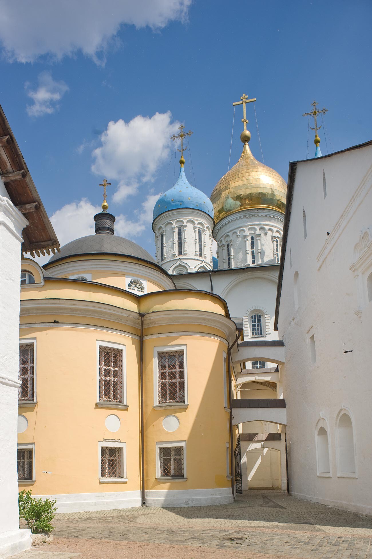 Monastère Novospasski. Église Notre-Dame-du-Signe. Arrière-plan : cathédrale de la Transfiguration. 25 mai 2014
