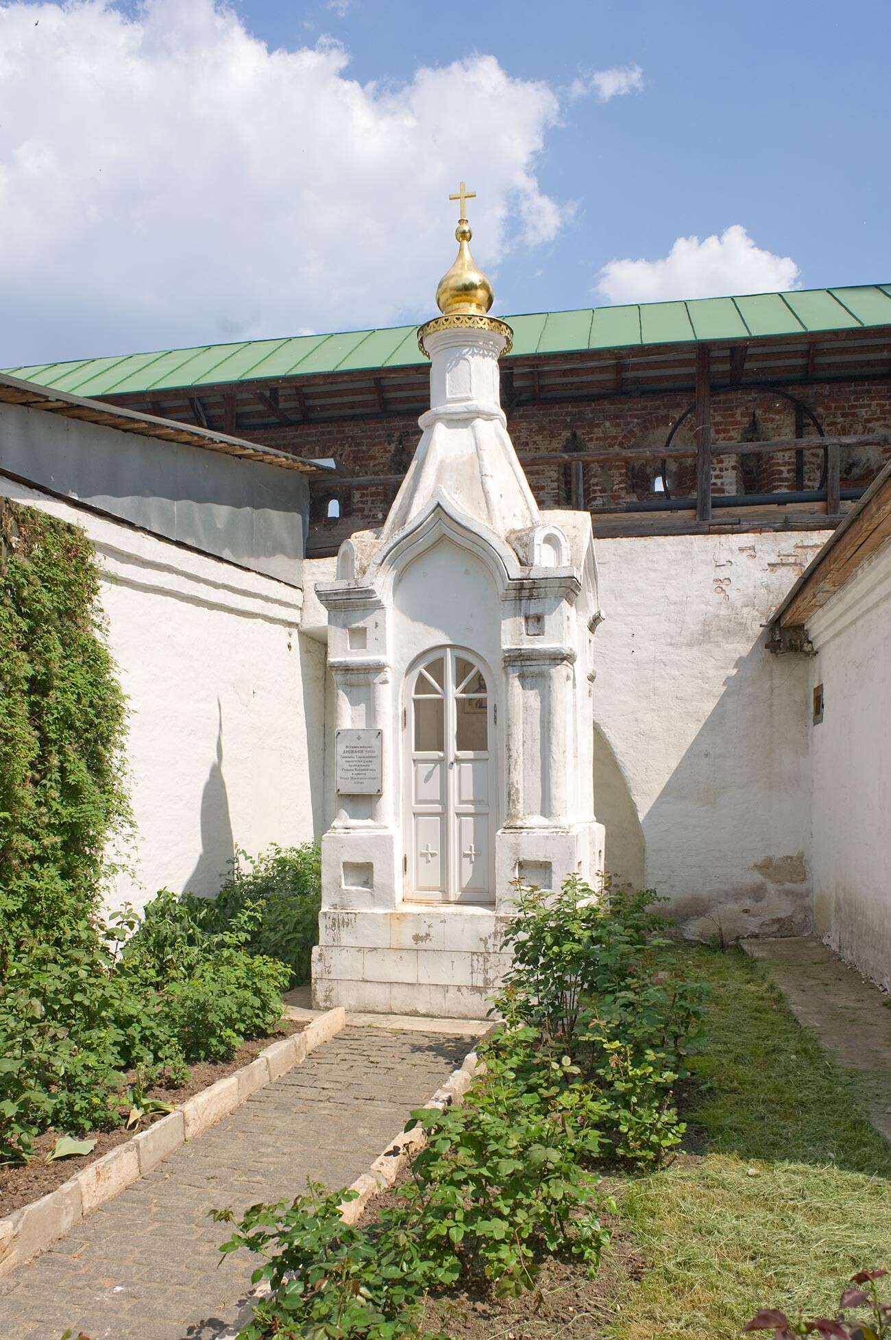 Monastère Novospasski. Chapelle sur la tombe de la religieuse Dossifeïa. 25 mai 2014

