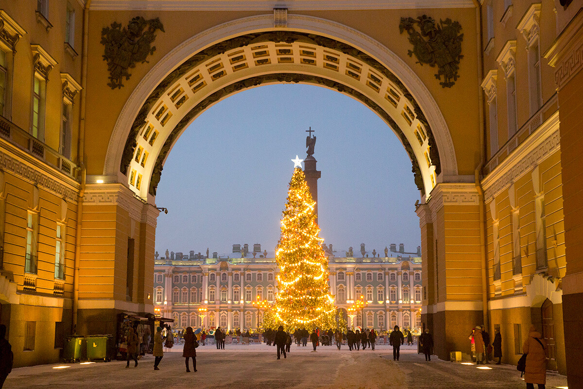 L'hiver à Saint-Pétersbourg est généralement enneigé, mais les rues de la ville se refont une beauté pour les festivités du Nouvel An. Le 20 décembre, le principal sapin (qui est en Russie placé pour le Nouvel An, et non pour Noël) de la place du Palais a été agrémenté de lumières vives.
