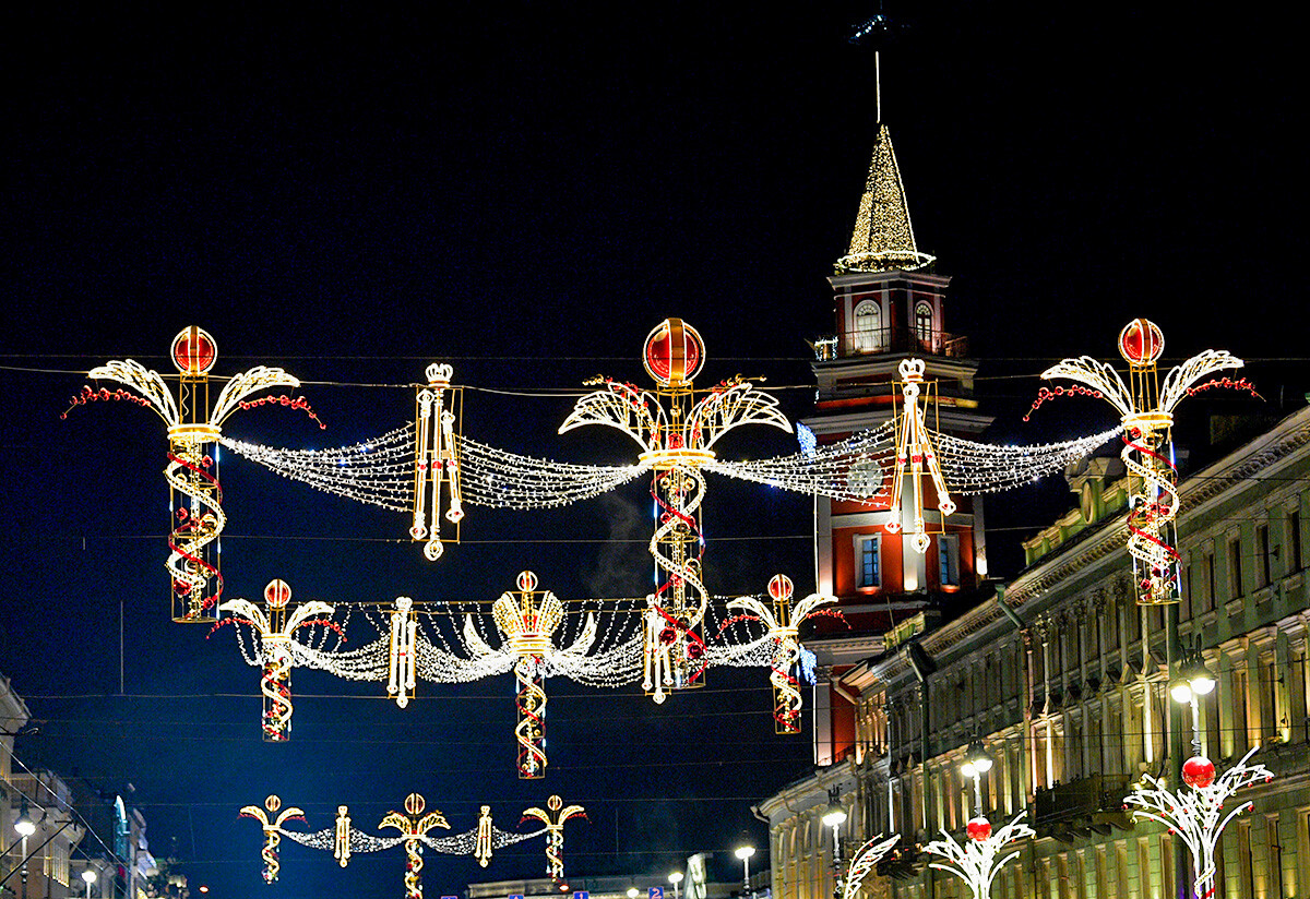 La Perspective Nevski, avenue principale de Saint-Pétersbourg, est quant à elle décorée dans un style impérial luxueux.