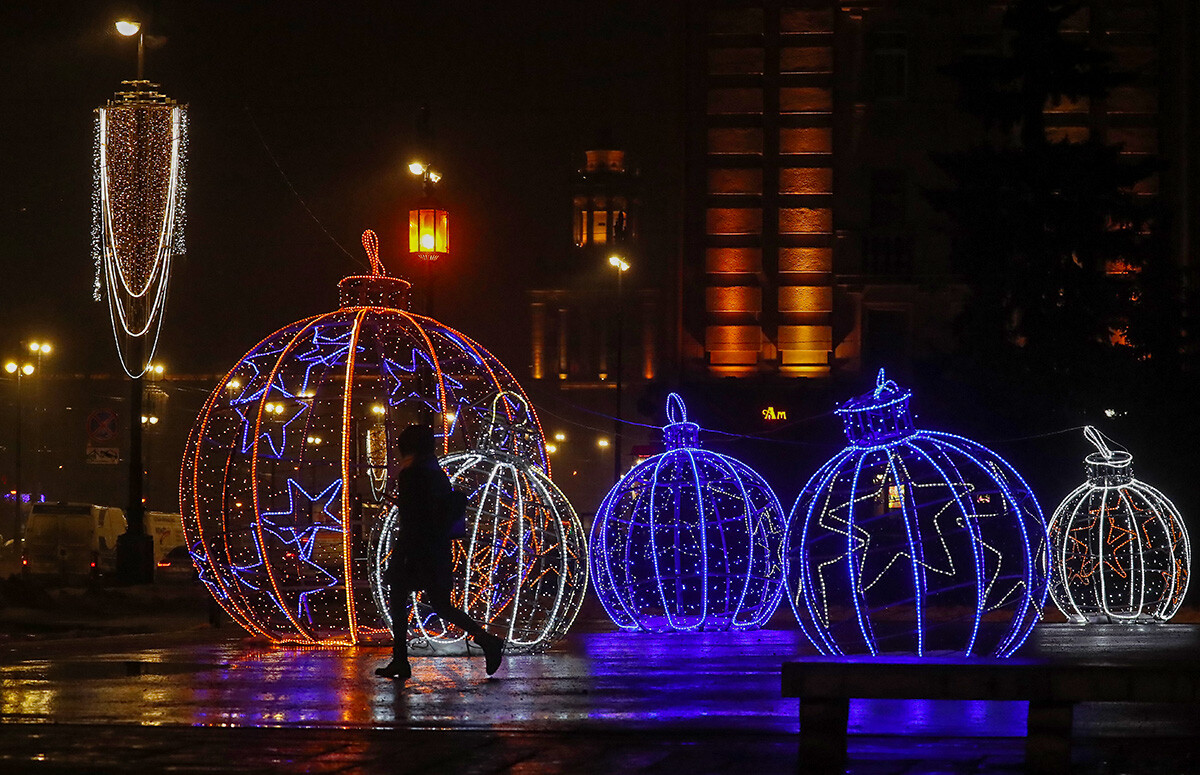 D'énormes boules lumineuses sont apparues sur la Perspective Moskovski.