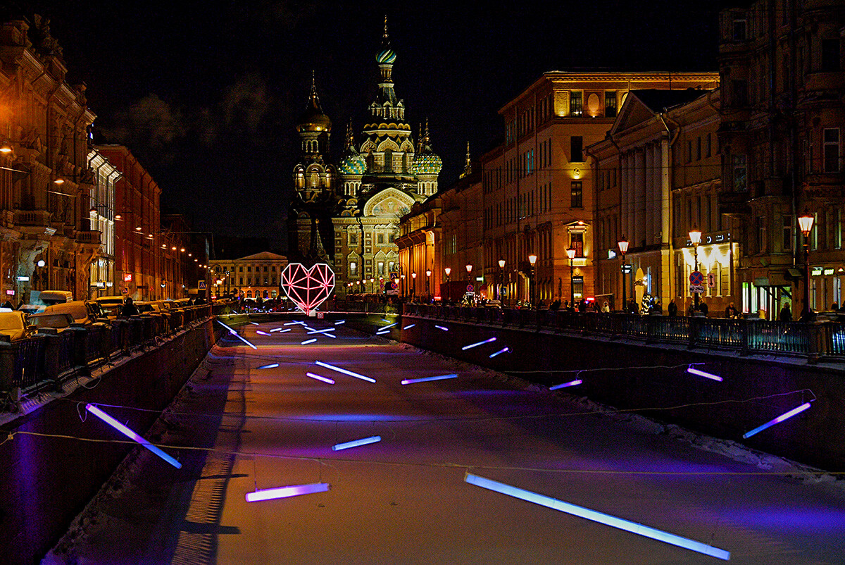 Un décor lumineux est également visible sur les quais de la cité. Le canal Griboïedov, par exemple, s’avère particulièrement accueillant avec une installation en forme de cœur.