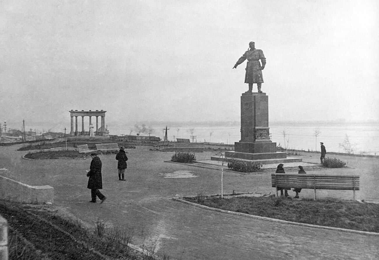 Памятник летчику Герою Советского Союза Хользунову.
