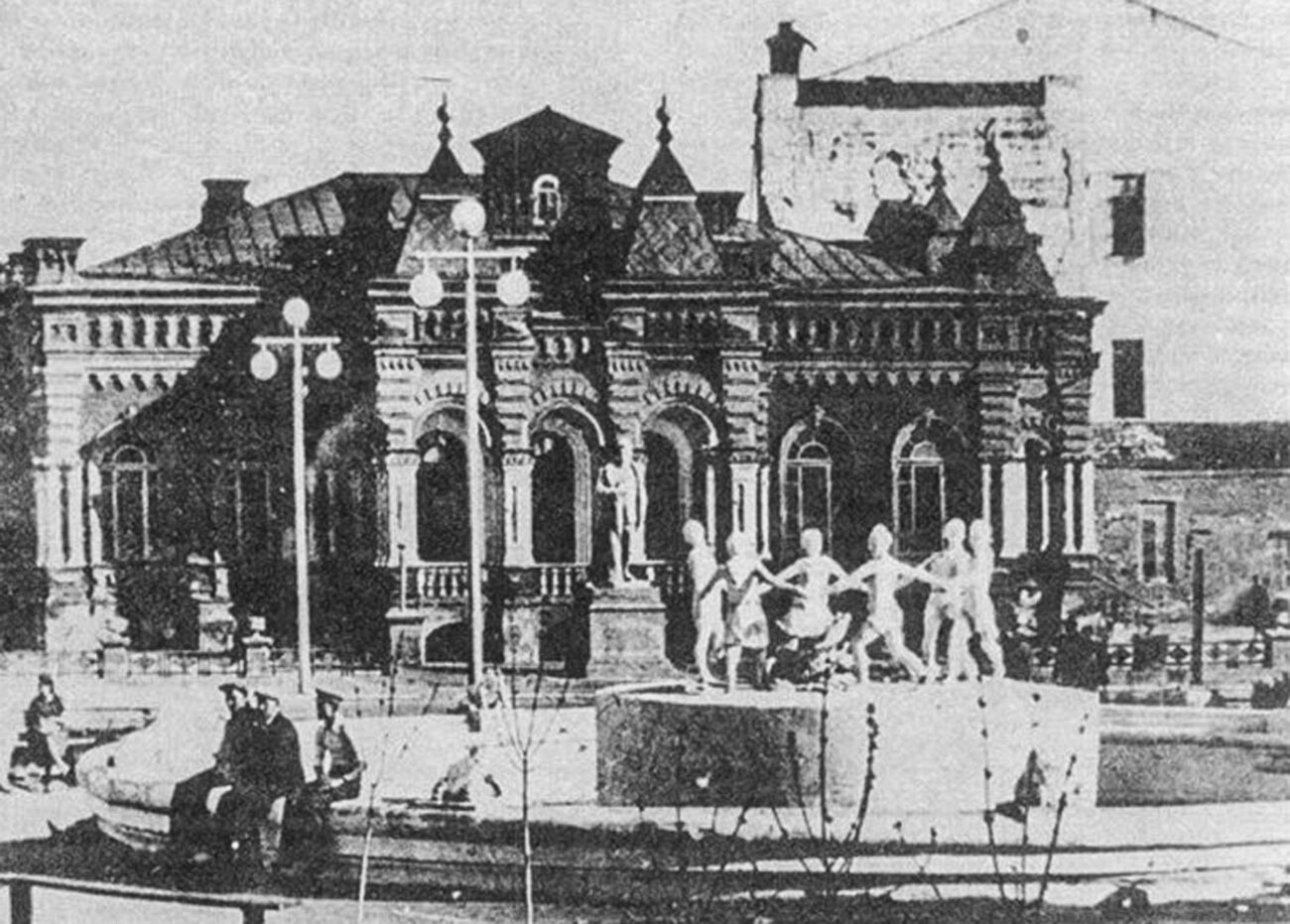 Фонтан «Бармалей» на фоне Музея обороны Царицына имени товарища Сталина. 