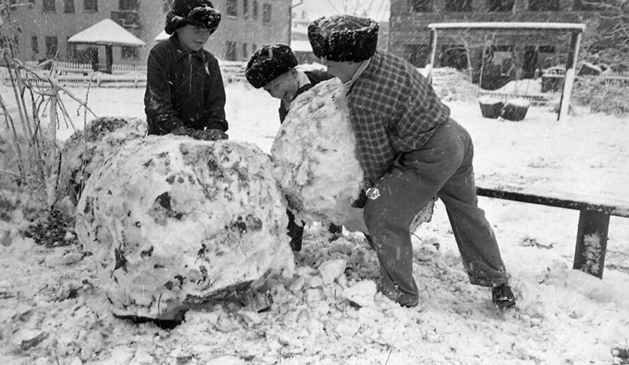 2つ目の雪の玉を乗せるのは簡単ではない。
