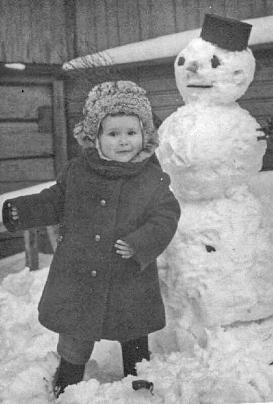 Décorer un bonhomme de neige, lui faire un visage avec quelques accessoires, est toujours amusant!