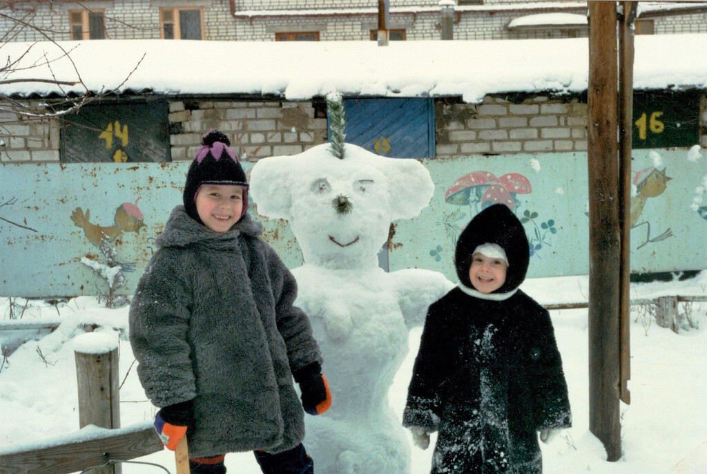 Voici des enfants des années 1990 et leur bonhomme de neige Tchebourachka (un célèbre personnage de dessin animé soviétique).