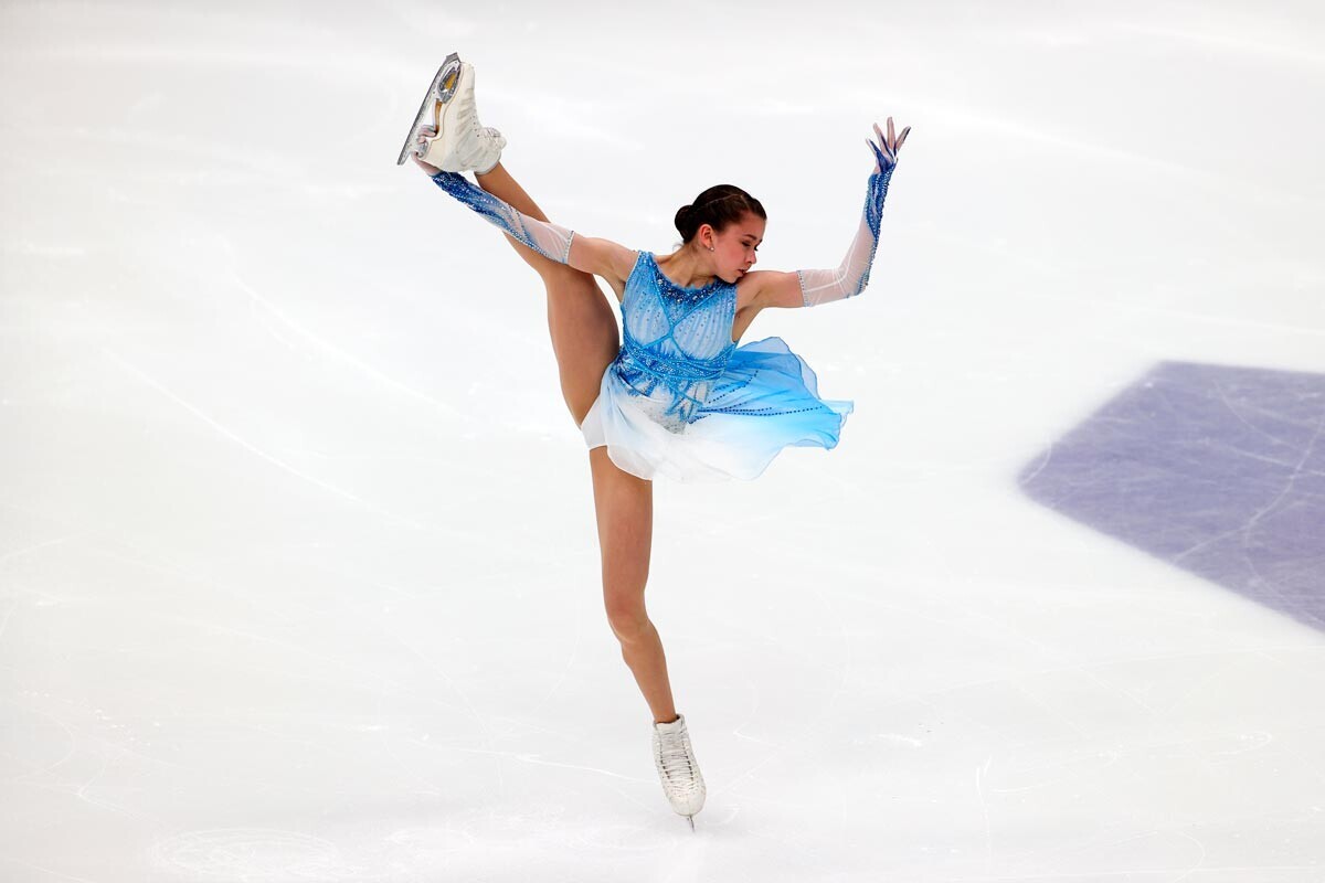 Kamila Valieva melakukan program pendek dalam kategori skating tunggal putri di final Piala Seluncur Indah Rusia di Moskow.