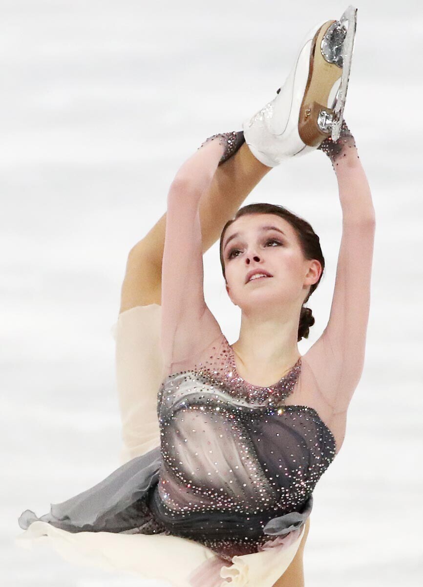 Anna Shcherbakova saat tampil dalam program bebas kategori skating tunggal putri di Kejuaraan Seluncur Indah Dunia di Stockholm.