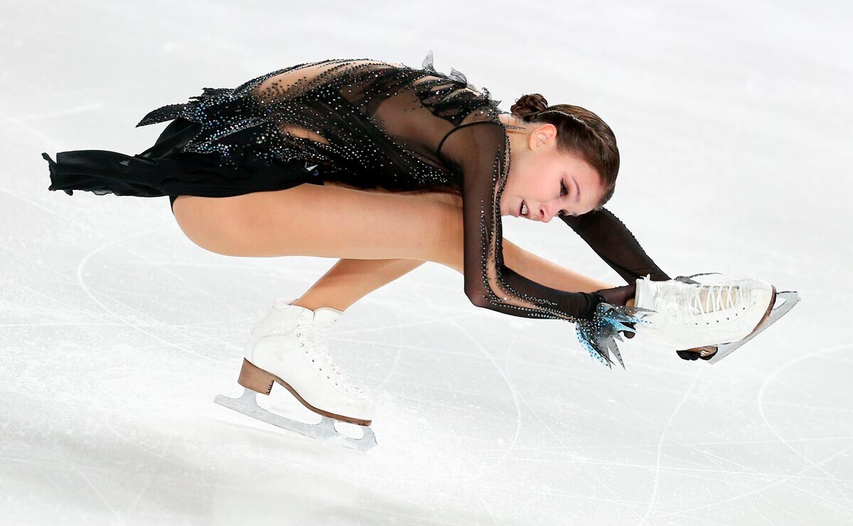 Anna Shcherbakova (Rusia) berkompetisi dalam program pendek kategori skating tunggal putri pada tahap V Piala Dunia Seluncur Indah di Grenoble.