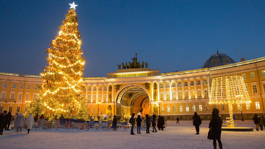 Novoletna razsvetljava na Dvornem trgu v Sankt Peterburgu, 20. december 2021.
