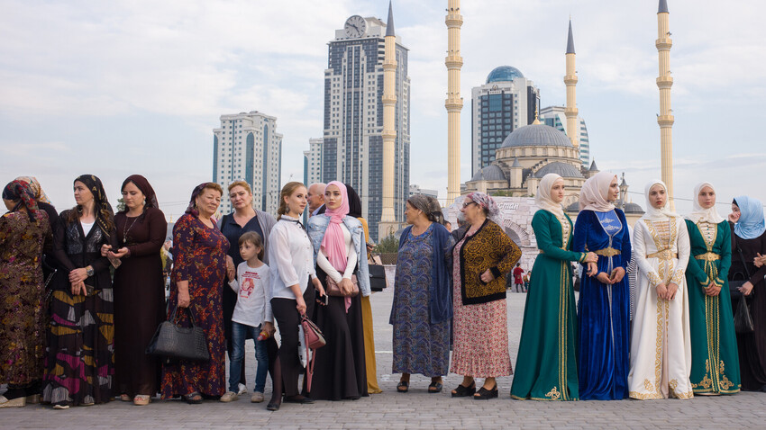 Warga Chechnya berkumpul untuk merayakan ulang tahun Kota Grozny, ibu kota Republik Chechnya, Rusia, yang ke-200 di depan Masjid Akhmat-Kadyrov, 4 Oktober 2018.