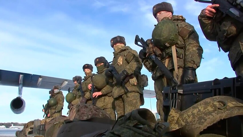 Militares das forças de paz da OTSC antes de embarcar em um avião no aeródromo de Tchkalovski, na região de Moscou