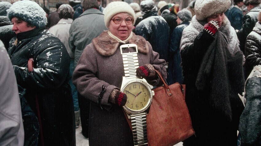Perempuan Soviet memamerkan jam dinding berbentuk jam tangan.