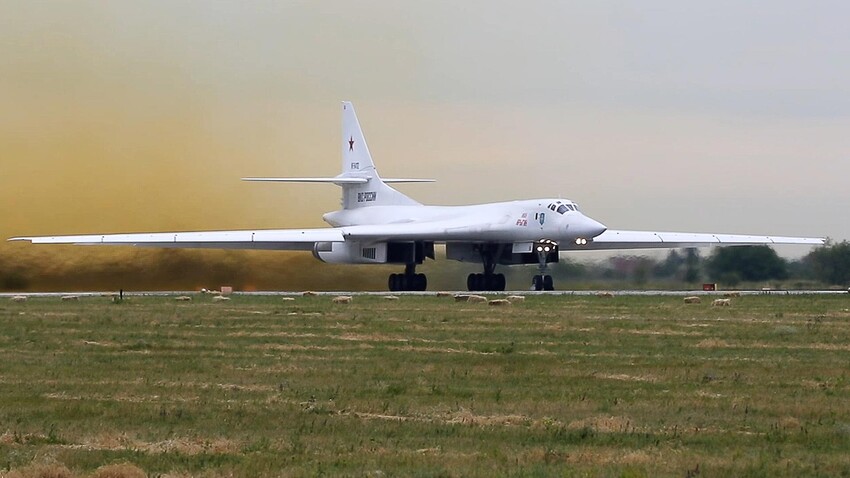 Así Fue El Primer Vuelo Del Nuevo Bombardero Ruso Tu-160M (Vídeo ...