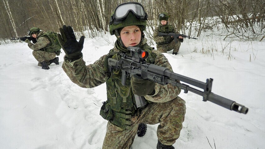 Војници со автомати „Калашников“ АК-74М во текот на демонстрација на борбената опрема „Ратник“ на полигонот „Алабино“ во Климовск.

